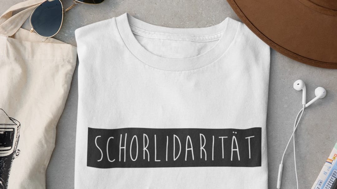 Das Mottoshirt von "Schorlidarität": Mit diesem Wortspiel begann die Kollektion.