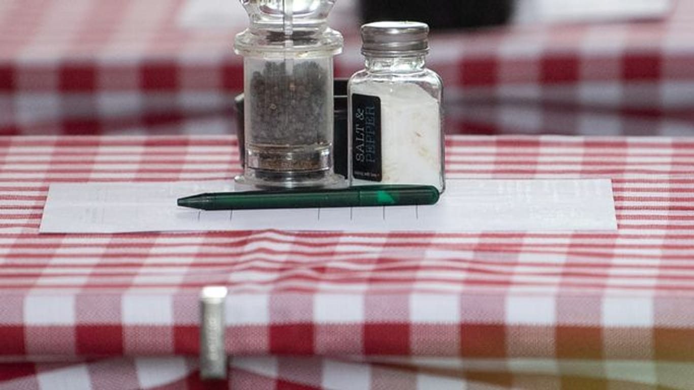 Salz, Pfeffer und ein Aschenbecher stehen auf einem Tisch