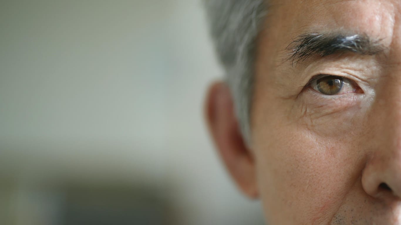 Gesicht eines älterer Mannes in Nahaufnahme: Grauer Star ist im Alter so normal wie graues Haar.