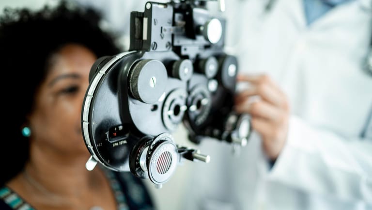 Messung der Sehstärke bei einer Frau: Die Anpassung neuer Sehhilfen ist – falls erforderlich – frühestens ein paar Wochen nach der Katarakt-OP möglich.
