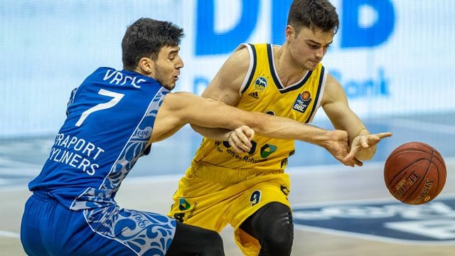 Bruno Vrcic (l) von Fraport Skyliners und ALBAs Jonas Mattisseck Bruno Vrcic (l) von Fraport Skyliners und ALBAs Jonas Mattisseck