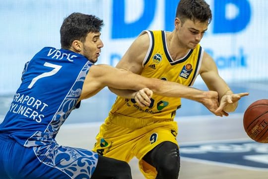 Bruno Vrcic (l) von Fraport Skyliners und ALBAs Jonas Mattisseck