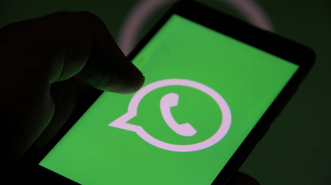 Das WhatsApp-Logo auf einem Smartphone (Symbolbild): Kriminelle nutzen auch den Messenger für ihre Betrugsversuchen.