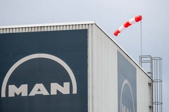 Das Logo des Lastwagenbauers MAN steht am Werk an einem Gebäude