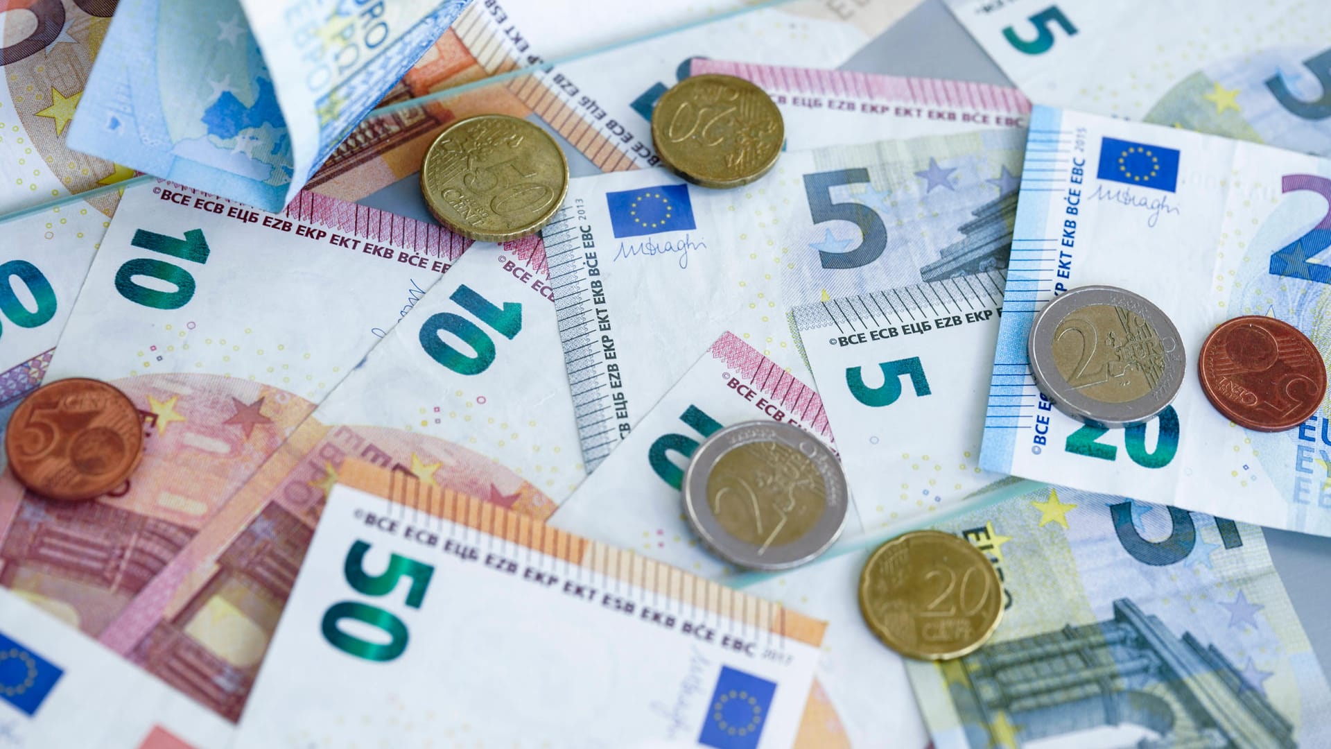 Geldscheine und Münzen liegen übereinander (Symbolbild): Das Bargeld könnte aus einem Nachlass stammen.