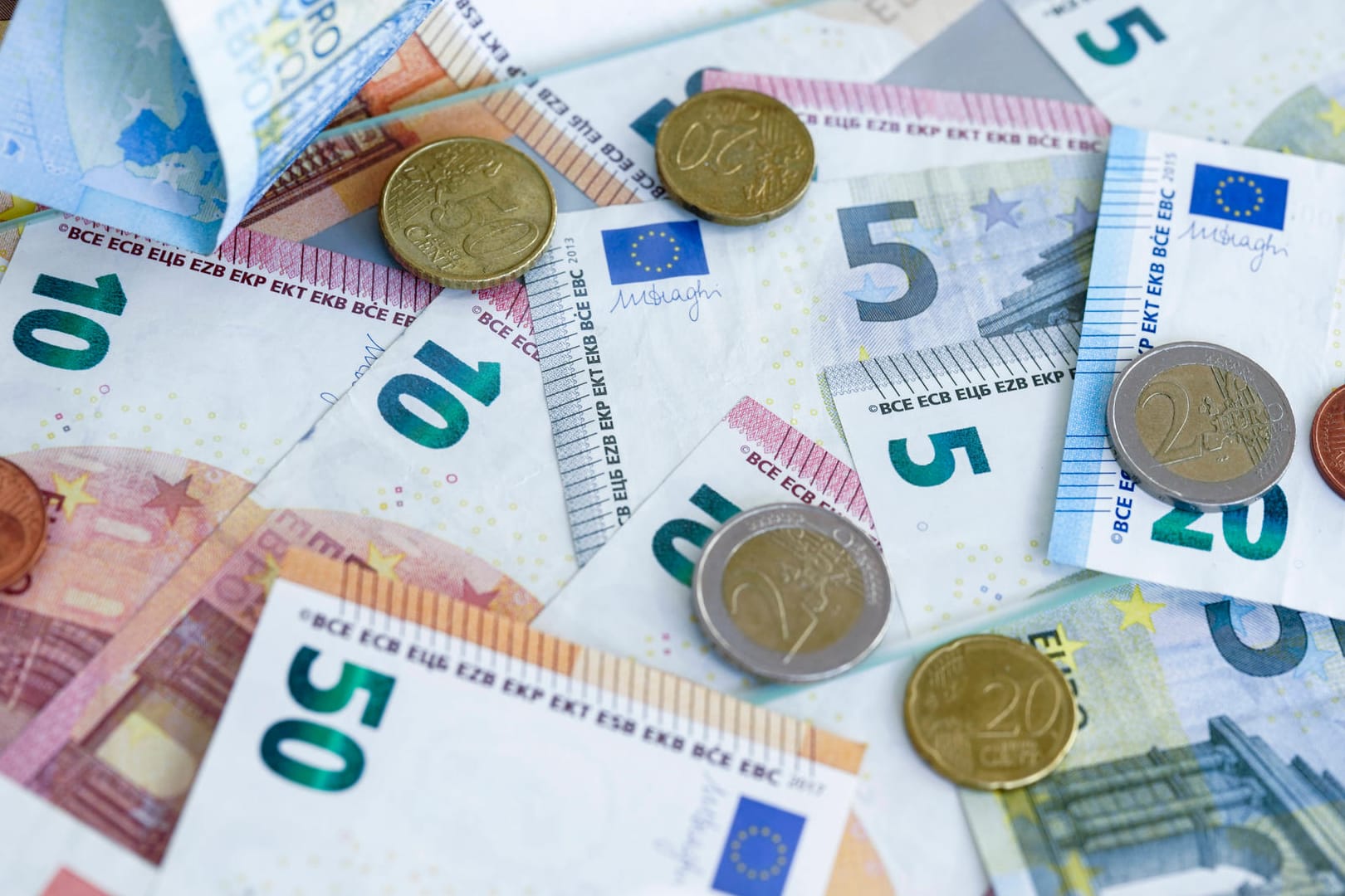 Geldscheine und Münzen liegen übereinander (Symbolbild): Das Bargeld könnte aus einem Nachlass stammen.