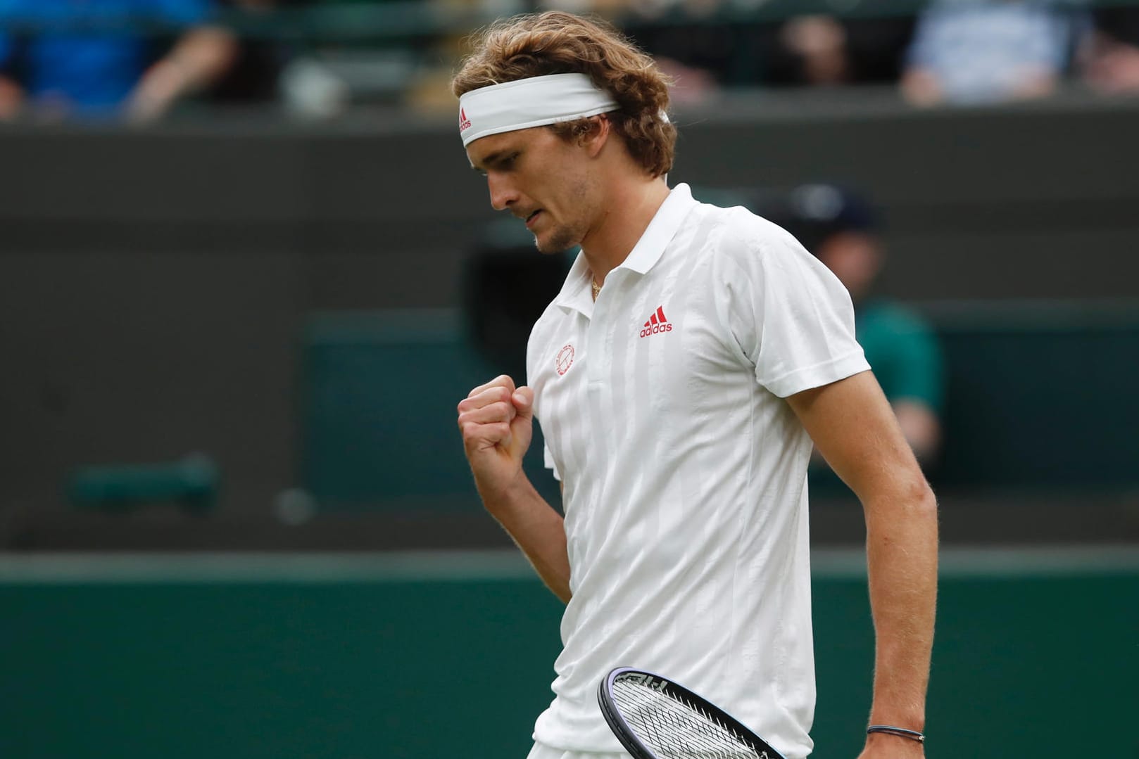 Alexander Zverev: Der beste deutsche Tennisprofi zieht locker in die zweite Runde von Wimbledon ein.