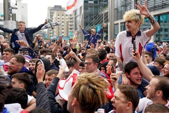 Fußballfans in London (Symbolbild): Der VDMA warnt vor neuen Lockdowns wegen der EM.