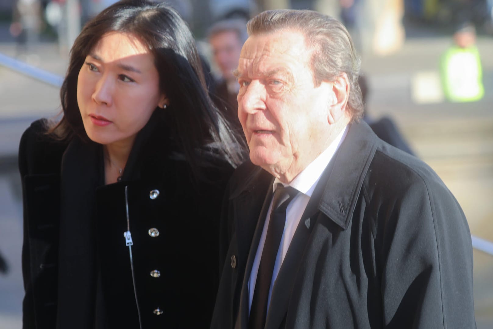 Soyeon Schröder-Kim und Gerhard Schröder: Das Ehepaar schaute sich das Spiel Frankreich gegen die Schweiz live im Stadion an.