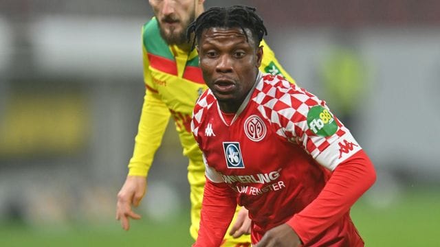 Der Mainzer Abass Issah spielt gegen Kölns Jonas Hector Der Mainzer Abass Issah spielt gegen Kölns Jonas Hector