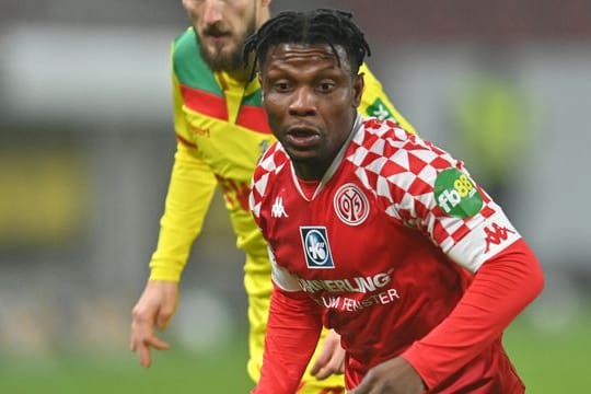 Der Mainzer Abass Issah spielt gegen Kölns Jonas Hector