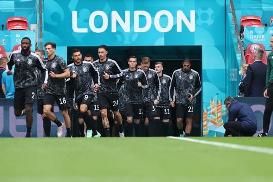 Mit drei Änderungen in der Startelf startet die DFB-Elf im Prestigeduell gegen England.