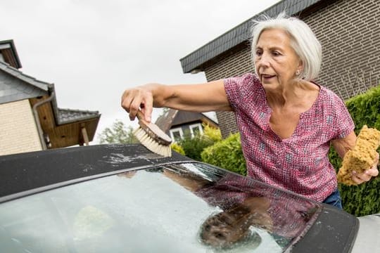 So pflegen Cabriofans ihr Fahrzeug am besten: Mit Fingerspitzengefühl und möglichst soften Mitteln.