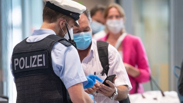 Bundespolizisten kontrollieren Flugpassagiere aus Portugal Bundespolizisten kontrollieren Flugpassagiere aus Portugal