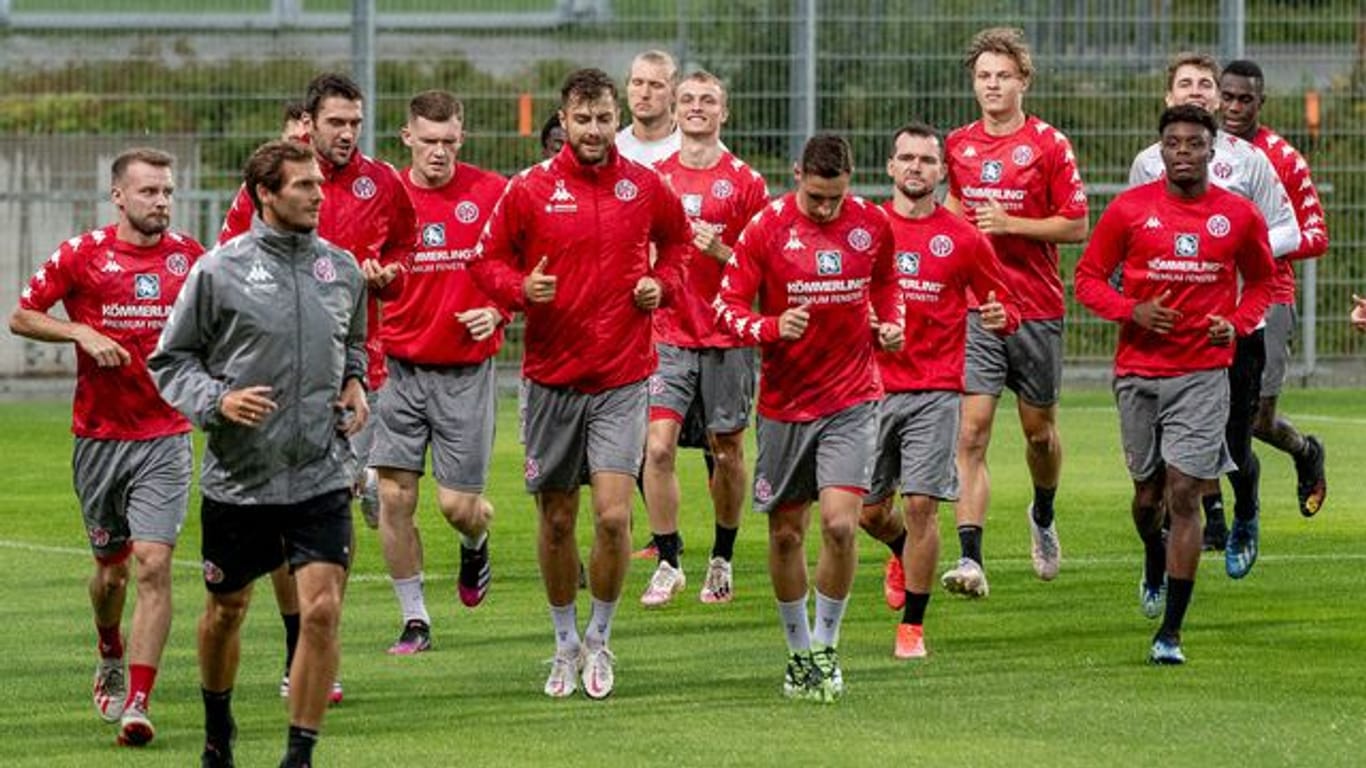 Die Spieler beim Aufwärmen zum Trainingsauftakt FSV Mainz 05