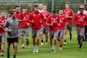 Die Spieler beim Aufwärmen zum Trainingsauftakt FSV Mainz 05