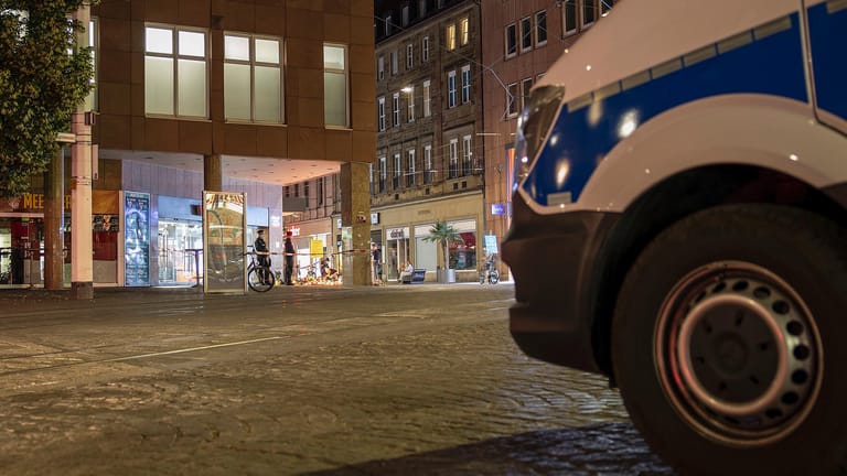 Polizeiauto auf dem Barbarossaplatz in Würzburg: Der Verdächtige lebte vorher in Chemnitz.