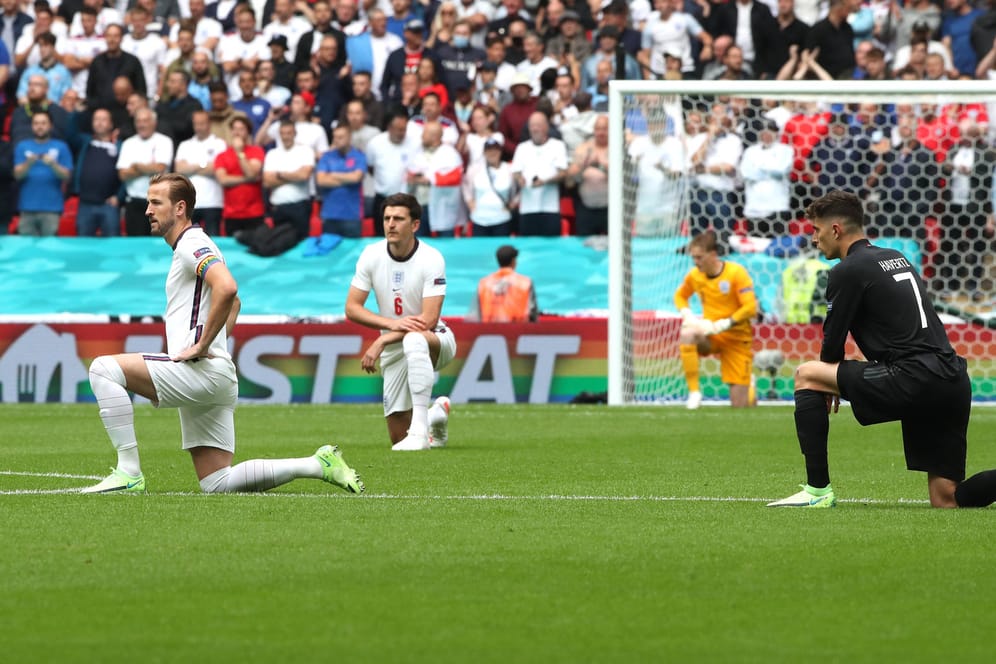 Vor dem EM-Achtelfinale: die deutschen und englischen Nationalspieler knien nieder.