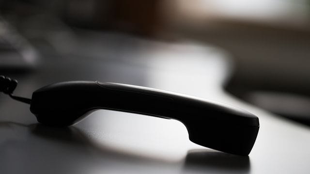 Ein abgelegter Telefonhörer ist zu sehen