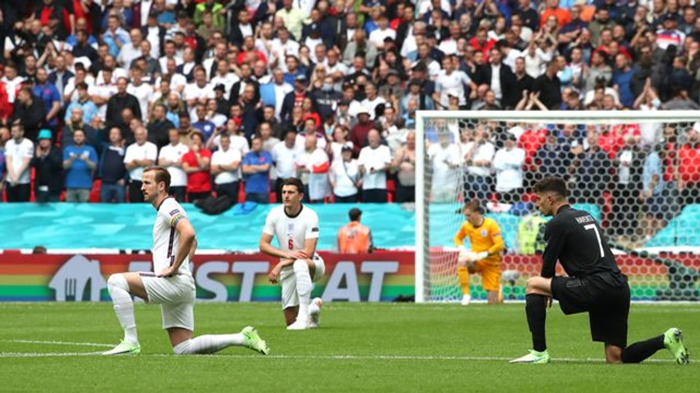 Vor dem Klassiker England gegen Deutschland machten beide Teams den Kniefall.