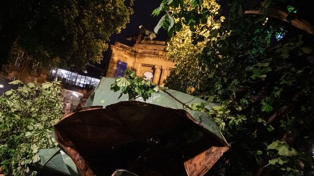 Ein Teil des Daches des Stuttgarter Opernhauses liegt nach einem Unwetter auf dem Boden vor dem Opernhaus: Tausende Liter Wasser sind eingetreten. Ein Teil des Daches des Stuttgarter Opernhauses liegt nach einem Unwetter auf dem Boden vor dem Opernhaus: Tausende Liter Wasser sind eingetreten.
