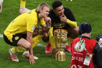 Erling Haaland (l.) und Jadon Sancho: Gemeinsam gewannen sie mit Borussia Dortmund 2021 den DFB-Pokal.