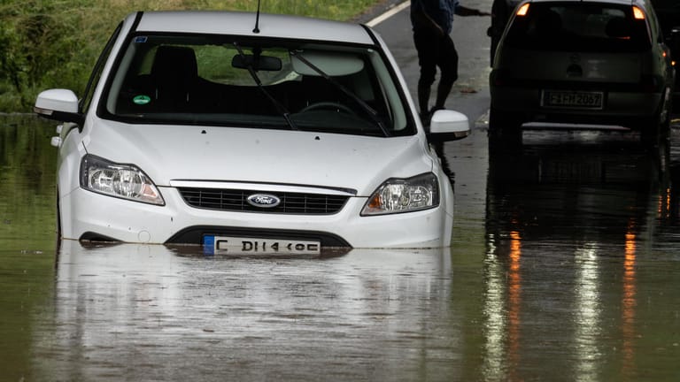 Ein Auto in einer überfluteten Unterführung in Frankfurt am Main: Der Wasserdruck drückte mehrere Kanaldeckel nach oben.