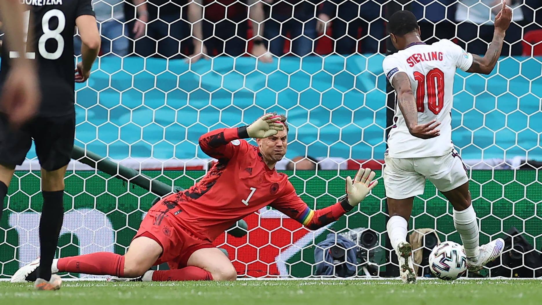 Die Entscheidung: Englands Raheem Sterling (r.) trifft gegen Manuel Neuer.