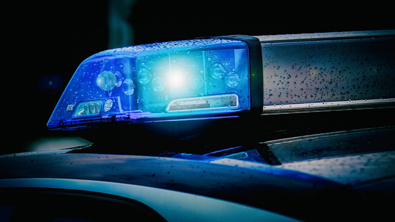 Einsatzfahrzeug der Polizei mit Blaulicht (Symbolbild): In Köln hat die Polizei einen mutmaßlichen Hehler verfolgt.