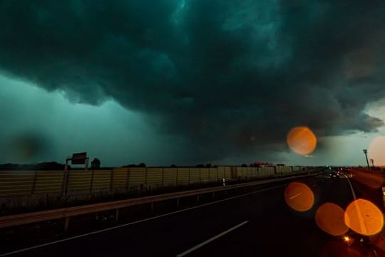 Ein Unwetter mit einer Shelf Cloud zieht über eine Straße