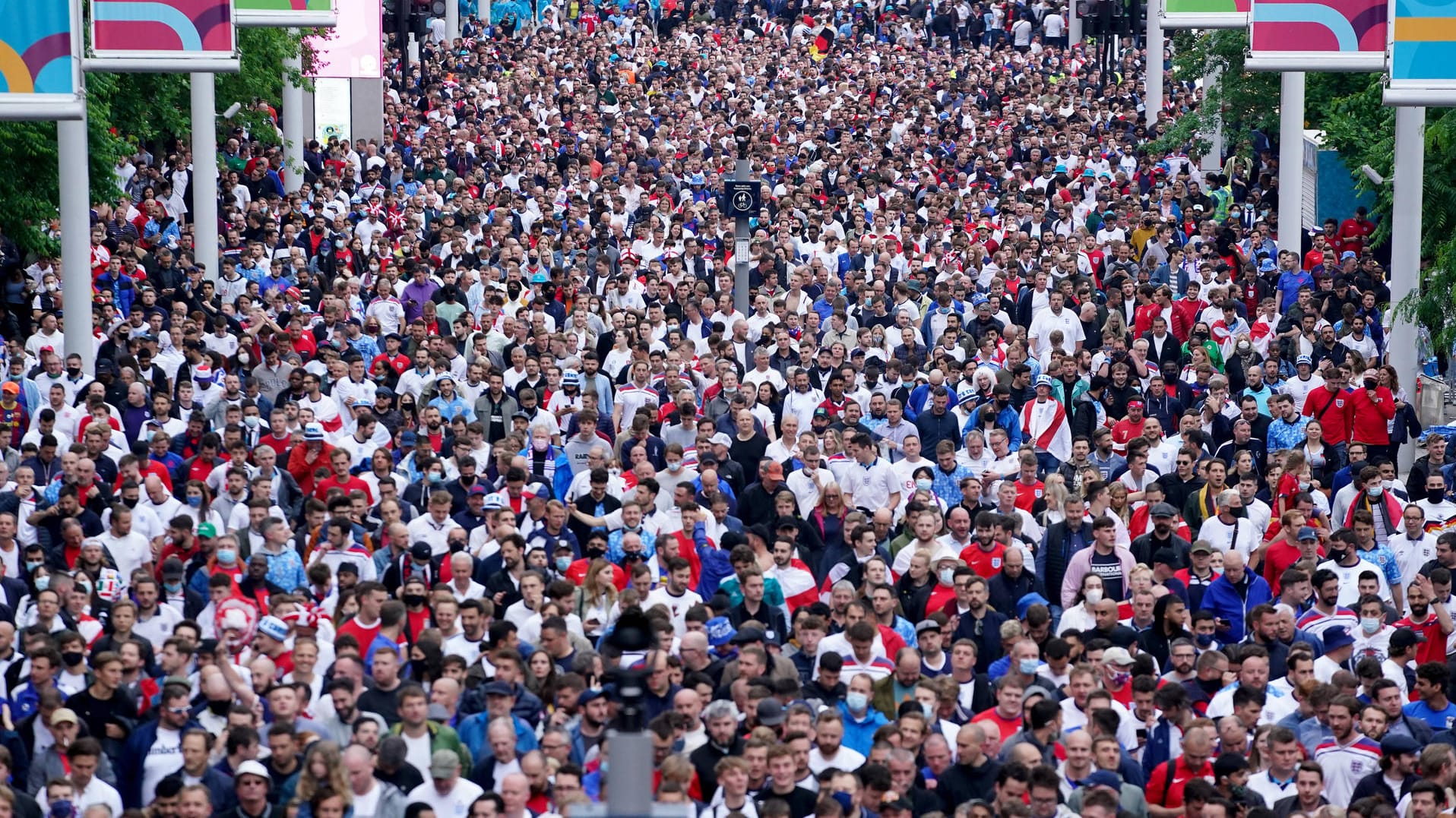 England - Deutschland: Nach dem Achtelfinalspiel verlassen die Fanmassen das Wembley-Stadion.