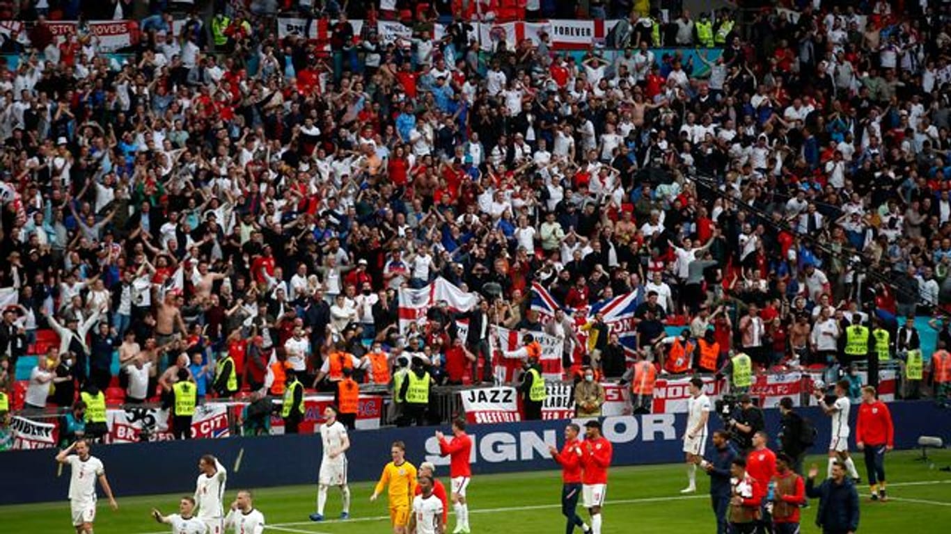 Spieler und Fans aus England feiern den Sieg über Deutschland nach dem Spiel in Wembley.