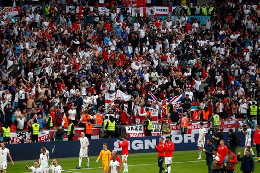 Spieler und Fans aus England feiern den Sieg über Deutschland nach dem Spiel in Wembley.