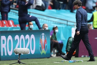 Bundestrainer Joachim Löw kehrt dem Spielfeld des Wembley-Stadions den Rücken.