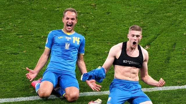 Ukraines Artem Dowbyk (r) bejubelt sein Tor zum 2:1 gegen Schweden in der zweiten Hälfte der Verlängerung.