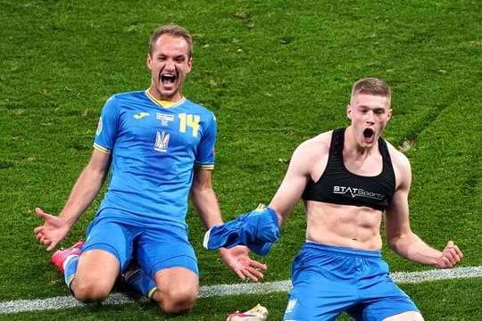 Ukraines Artem Dowbyk (r) bejubelt sein Tor zum 2:1 gegen Schweden in der zweiten Hälfte der Verlängerung.