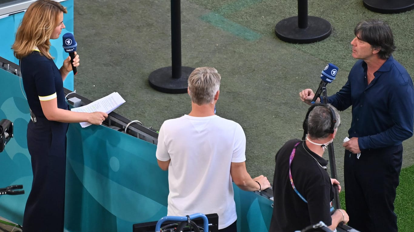 Gruppenspiel gegen Portugal: Jessy Wellmer und Bastian Schweinsteiger interviewen Bundestrainer Jogi Löw (v.l.).