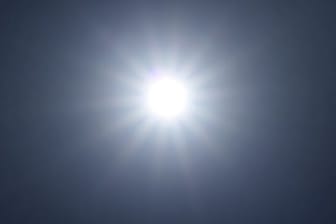 Tödliche Hitze: Die Sonne strahlt am wolkenlosen Himmel.