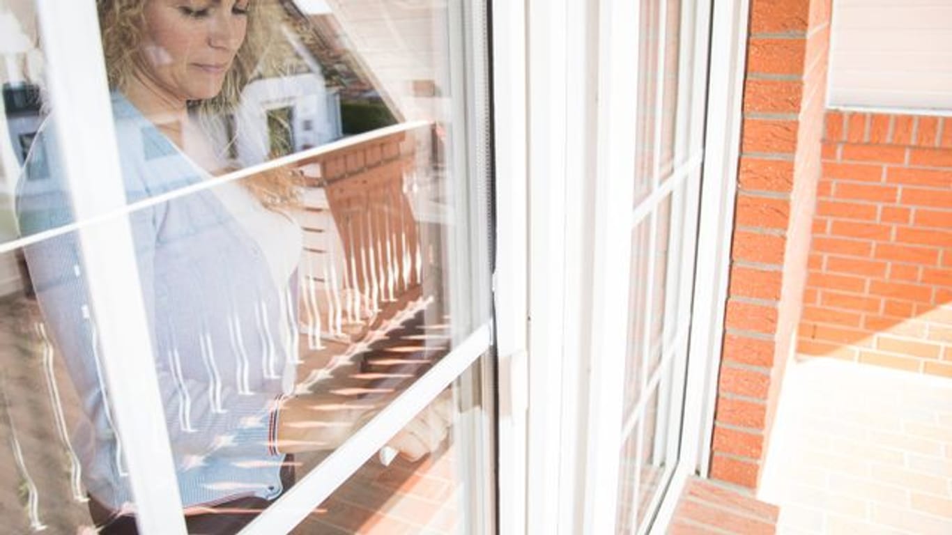 Während Haustüren meist gut vor Einbruchsversuchen gesichert sind, sind Balkontüren oft Schwachstellen am Haus.
