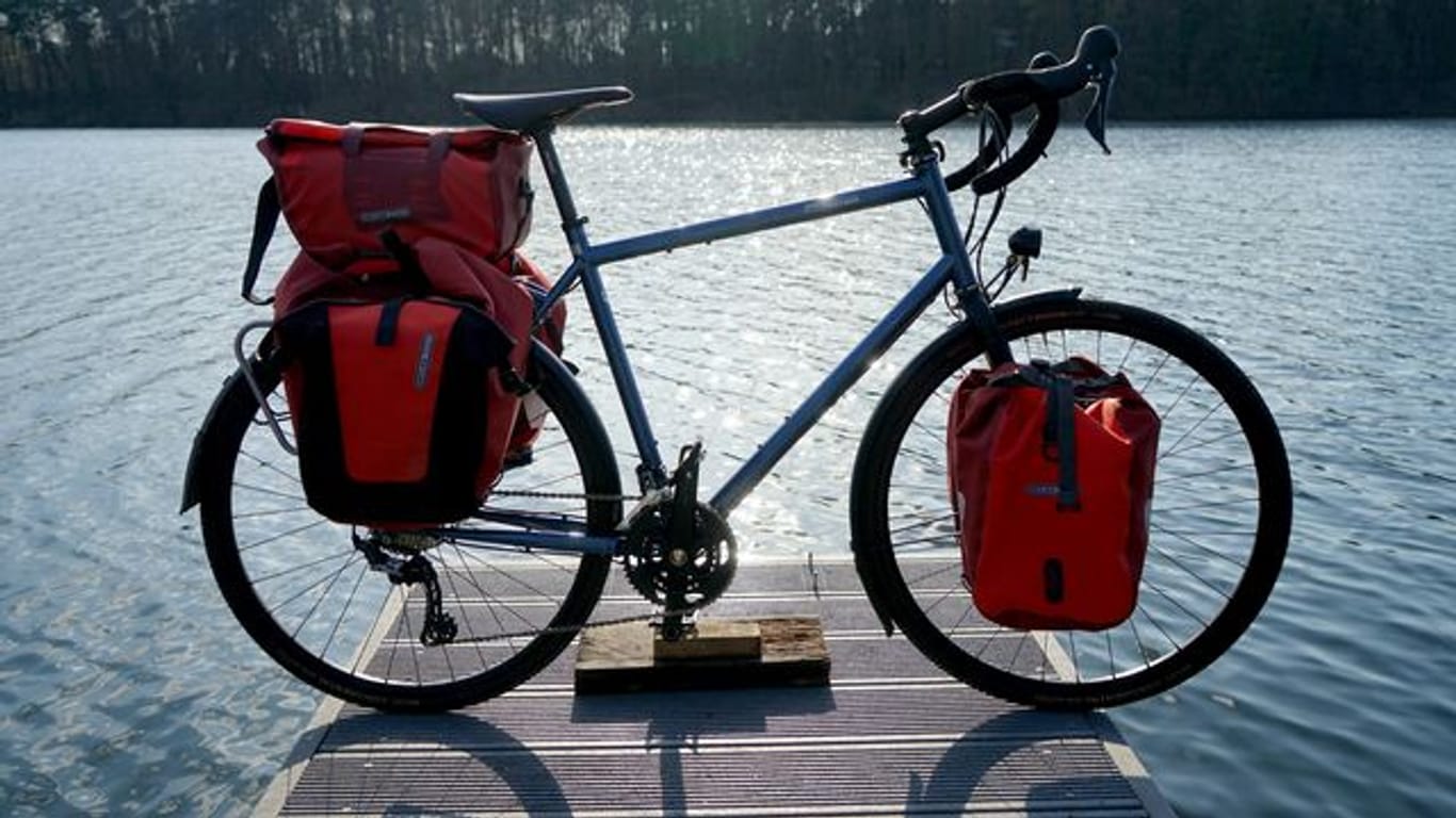 Mit Sack und Pack auf zu neuen Ufern: Das Tout Terrain Blueridge GT lässt sich mit diversen Taschen bestücken.