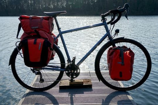 Mit Sack und Pack auf zu neuen Ufern: Das Tout Terrain Blueridge GT lässt sich mit diversen Taschen bestücken.