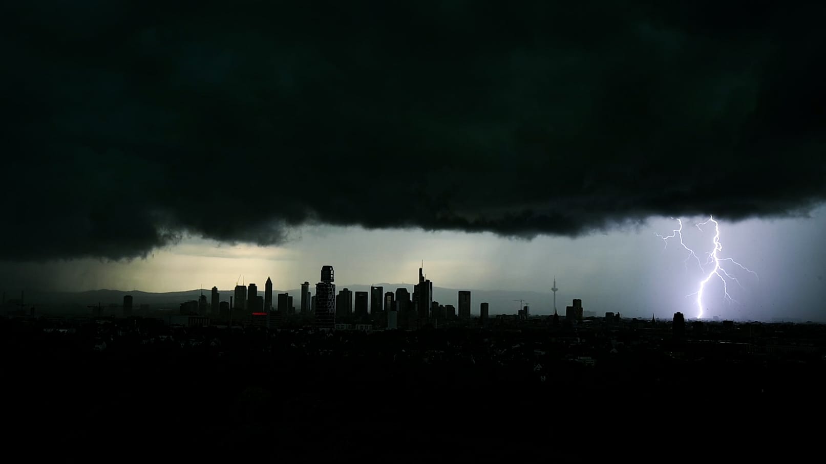 Unwetter über Frankfurt am Main: Einsatzkräfte waren auch in der Nacht im Dauereinsatz.