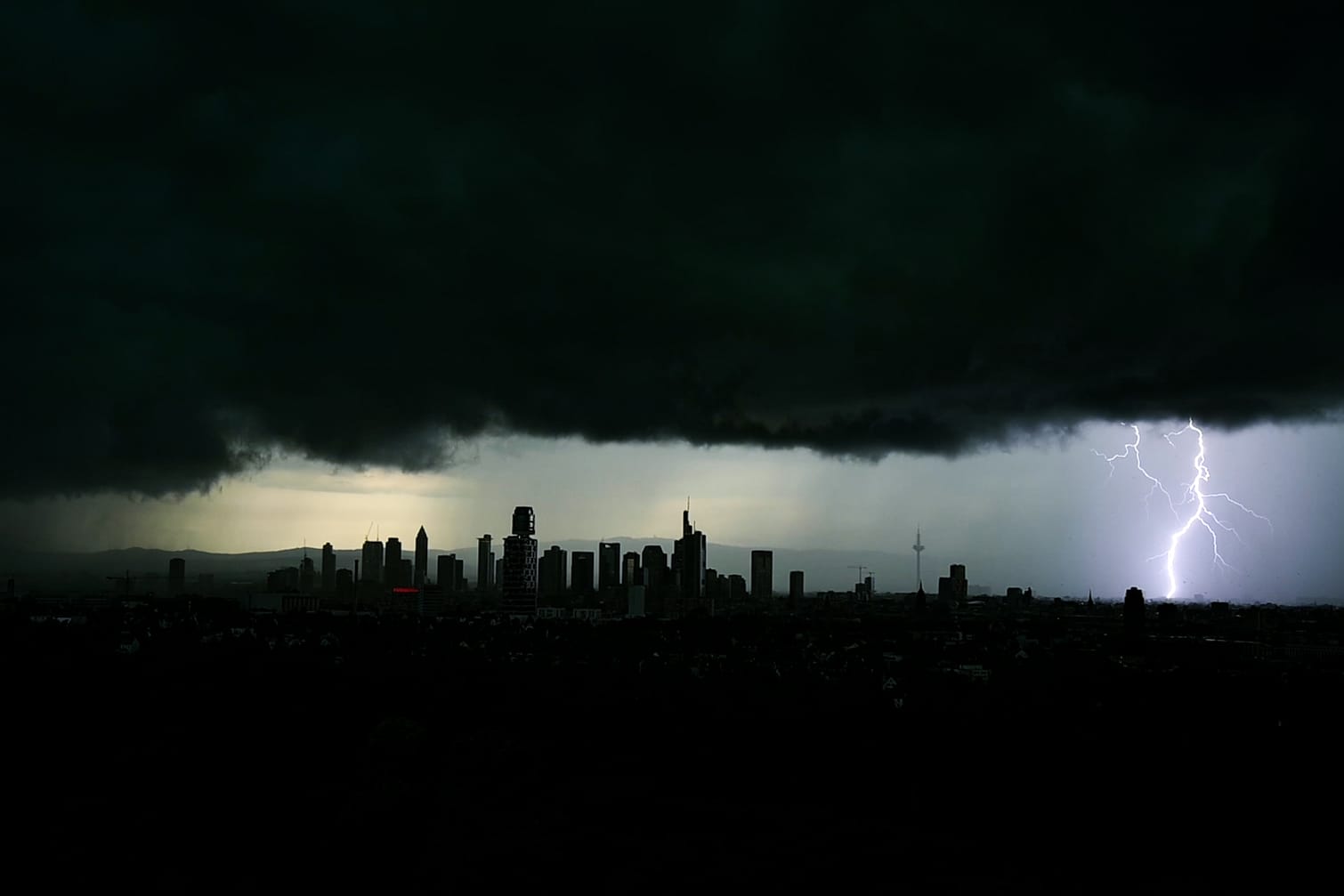 Unwetter über Frankfurt am Main: Einsatzkräfte waren auch in der Nacht im Dauereinsatz.