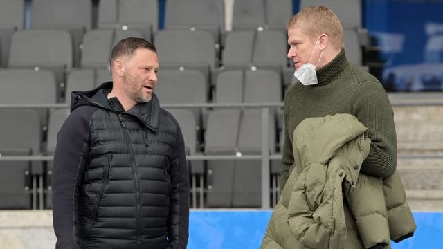 Trainer Pal Dardai (l) und Paul Keuter stehen im Stadion Trainer Pal Dardai (l) und Paul Keuter stehen im Stadion