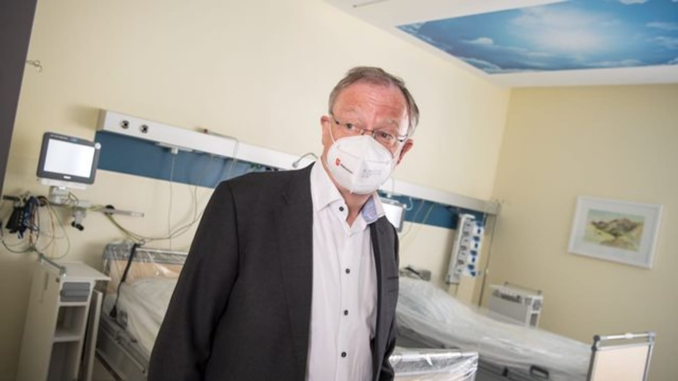Stephan Weil (SPD) besucht ein Krankenhaus (Archivbild): Er ruft dazu auf, dass Arbeitgeber ihre Angestellten von Betriebsärzten impfen lassen.