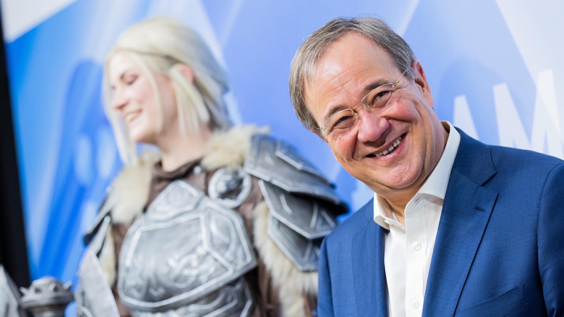 Armin Laschet am Dienstag gut gelaunt neben einer Cosplayerin: In Umfragen geht es in den vergangenen Wochen in kleinen Schritten stetig bergauf für den Kanzlerkandidaten.