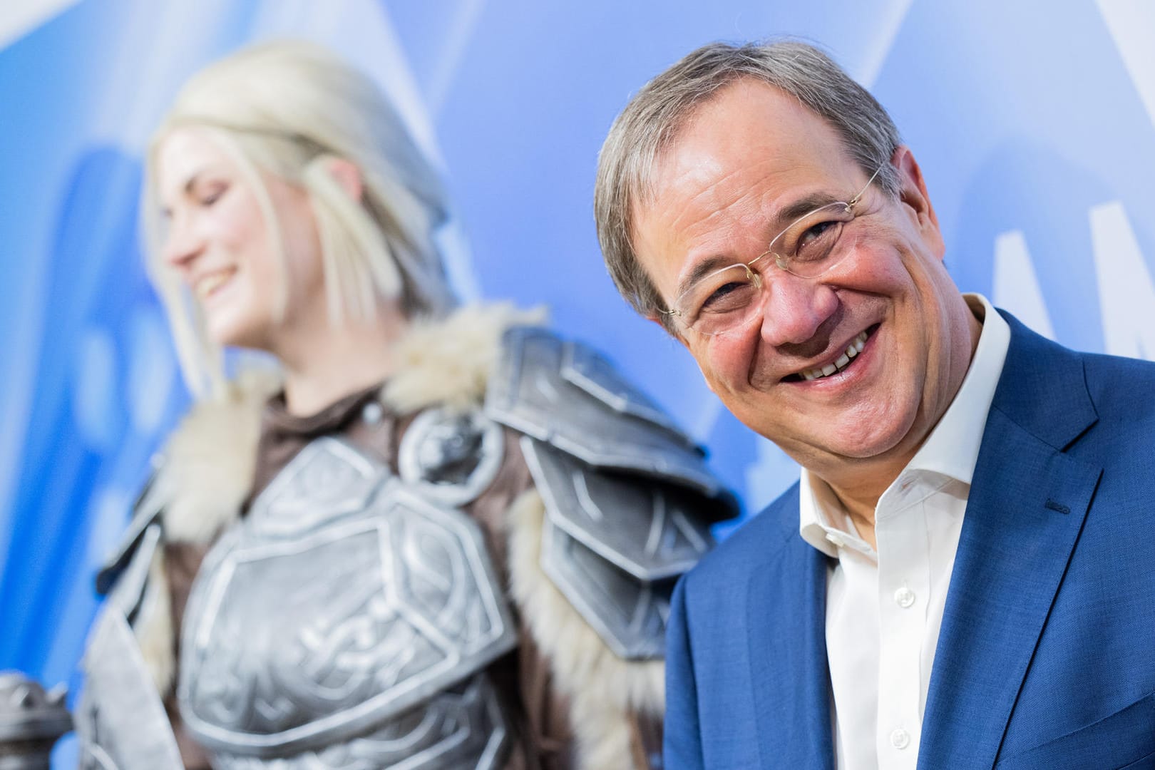 Armin Laschet am Dienstag gut gelaunt neben einer Cosplayerin: In Umfragen geht es in den vergangenen Wochen in kleinen Schritten stetig bergauf für den Kanzlerkandidaten.