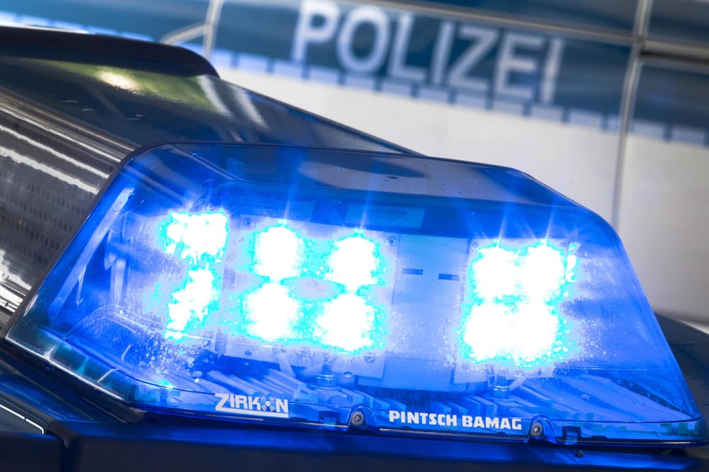 Blaulicht der Polizei (Symbolbild): In Magdeburg kam es beim Public Viewing zu einem Messerangriff.