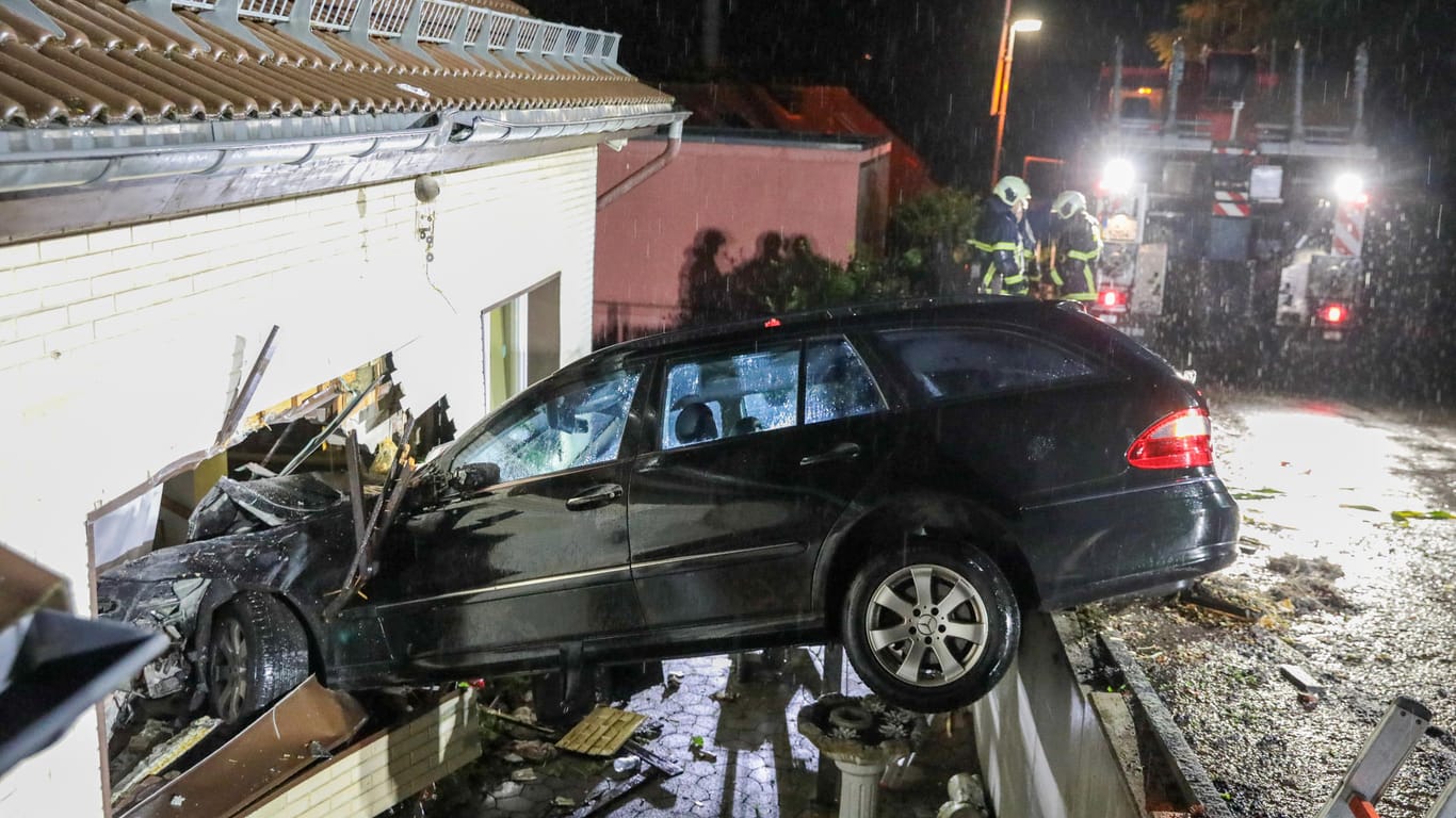 Der Unfallort: Ein Auto blieb in einem Wuppertaler Wohnzimmer stecken.