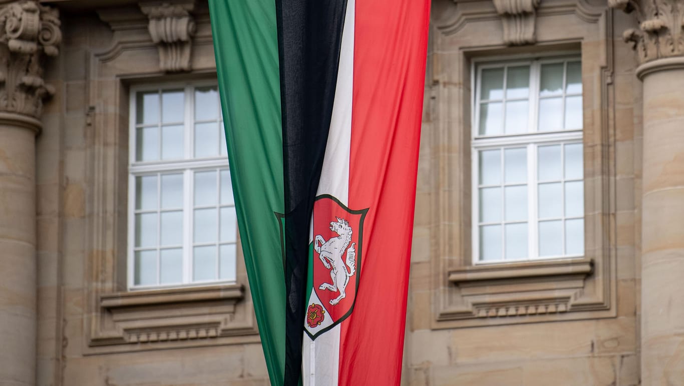 Trauerflor vor dem Oberlandesgericht: Das Innenministerium hat anlässlich einer Gedenkveranstaltung des Landes Nordrhein-Westfalen Trauerbeflaggung angeordnet.